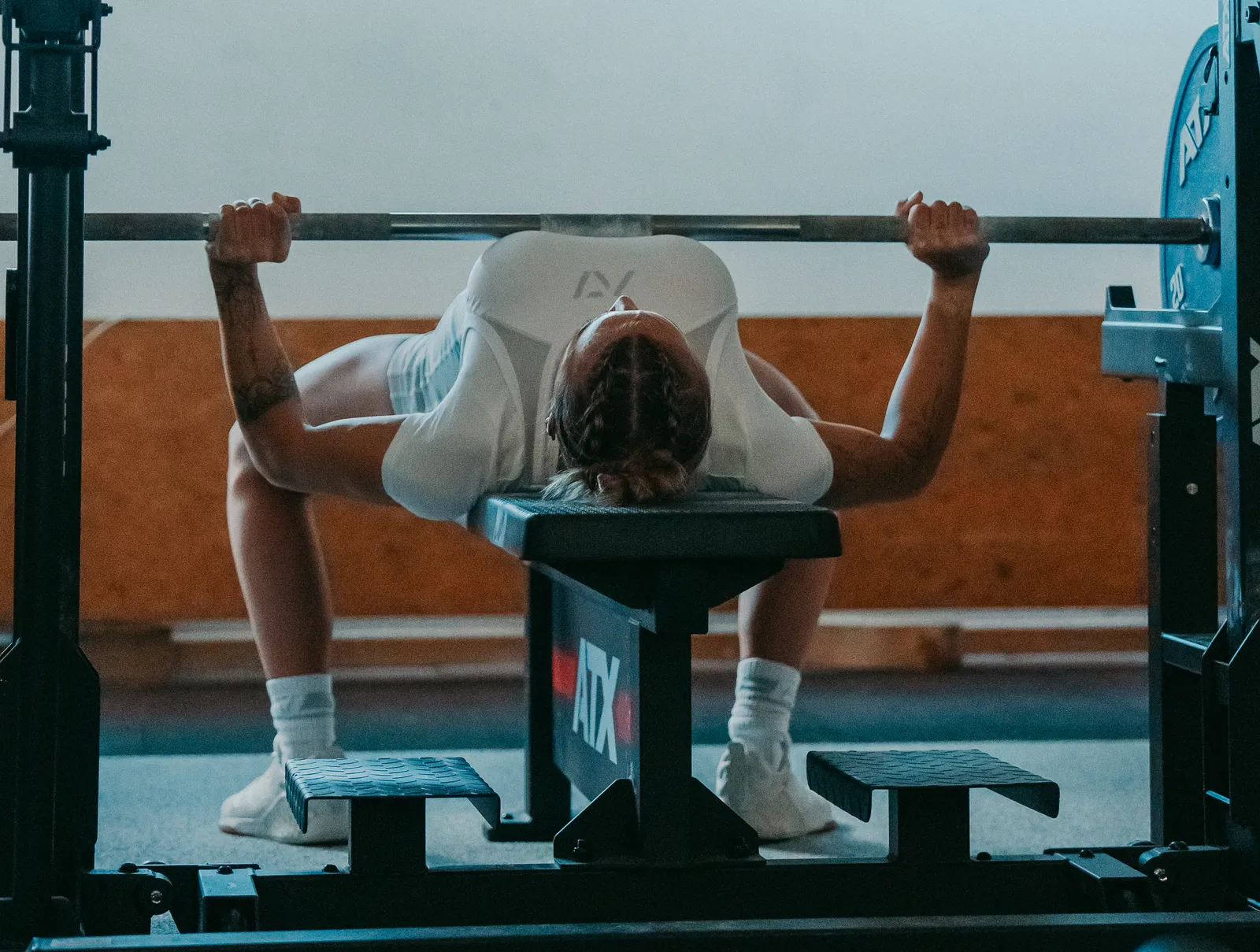 Laura beim Bankdrücken auf einem Kraftsport-Wettkampf.