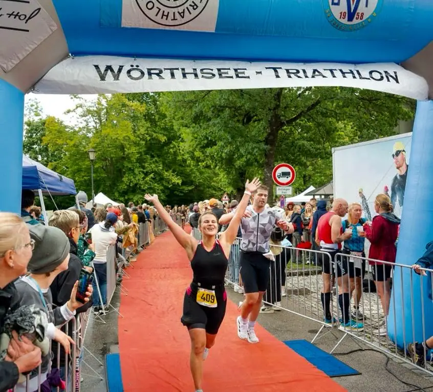 Mareike beim Zieleinlauf des Wörthsee-Triathlons