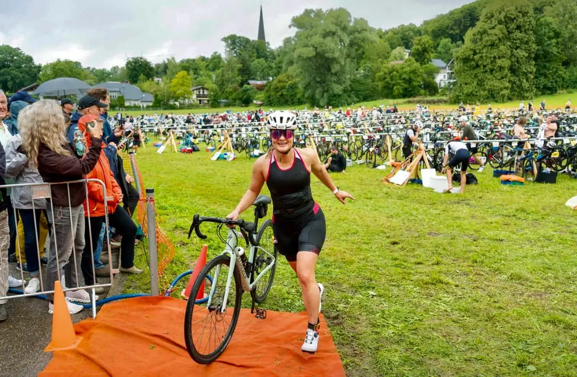 Mareike mit Rennrad in der Wechselzone