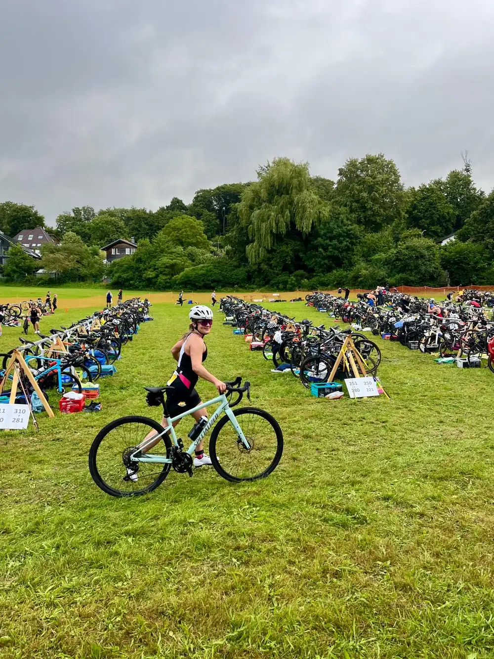 Mareike schiebt ihr Rennrad zur Startlinie