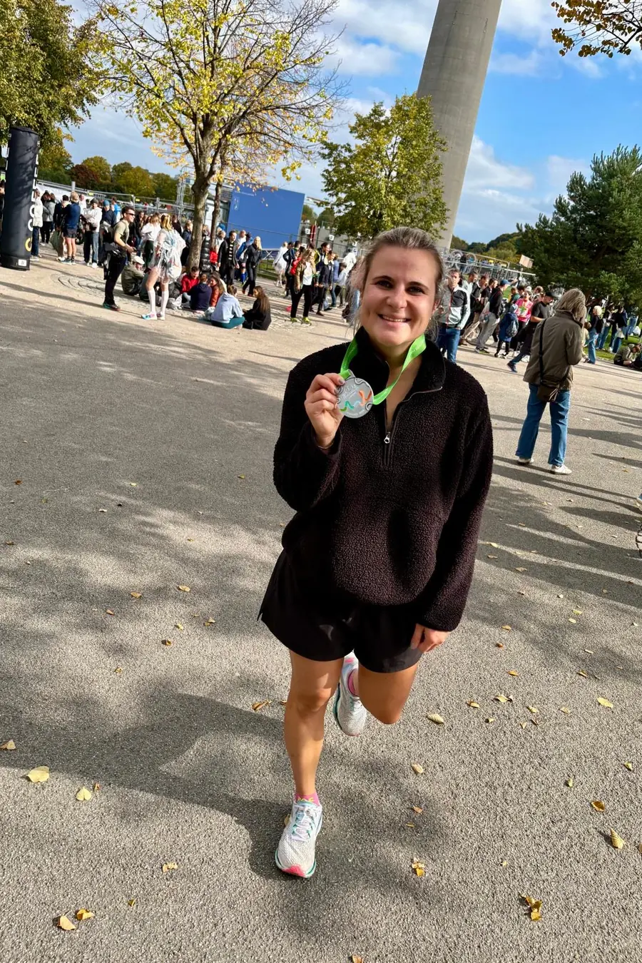 Mareike nach dem Marathon, lacht mit Medaille